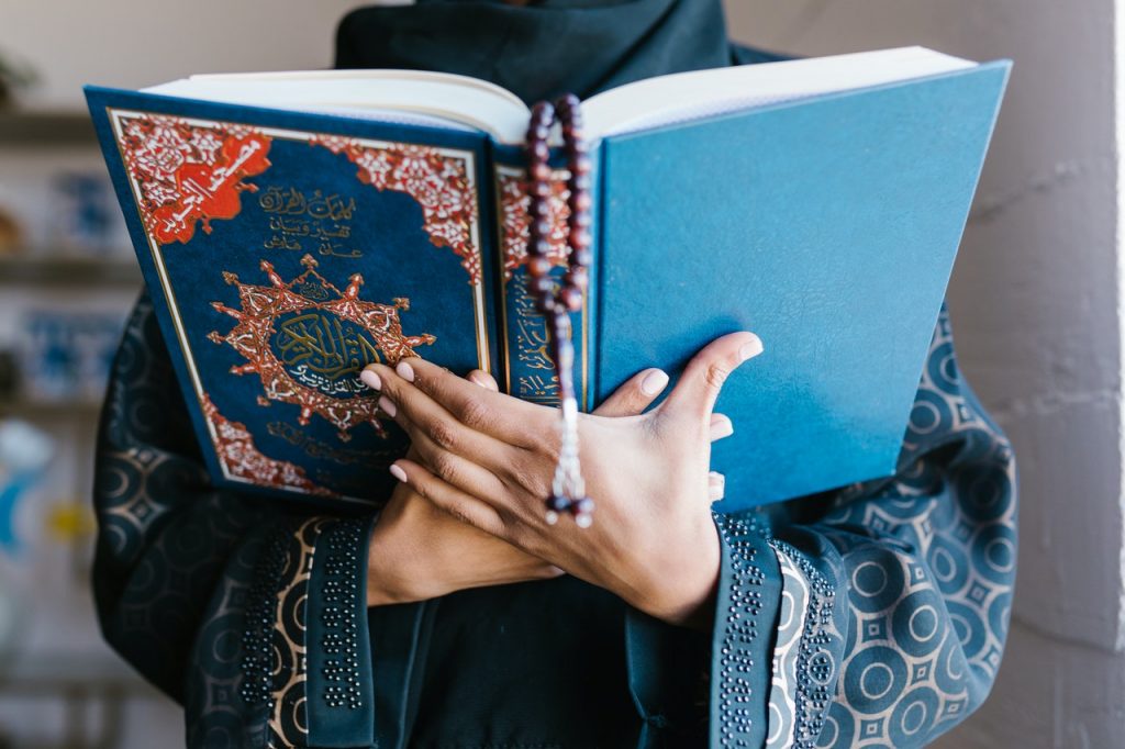 Apakah Di Terima Ibadah Seorang Perempuan Yang Tidak Berhijab